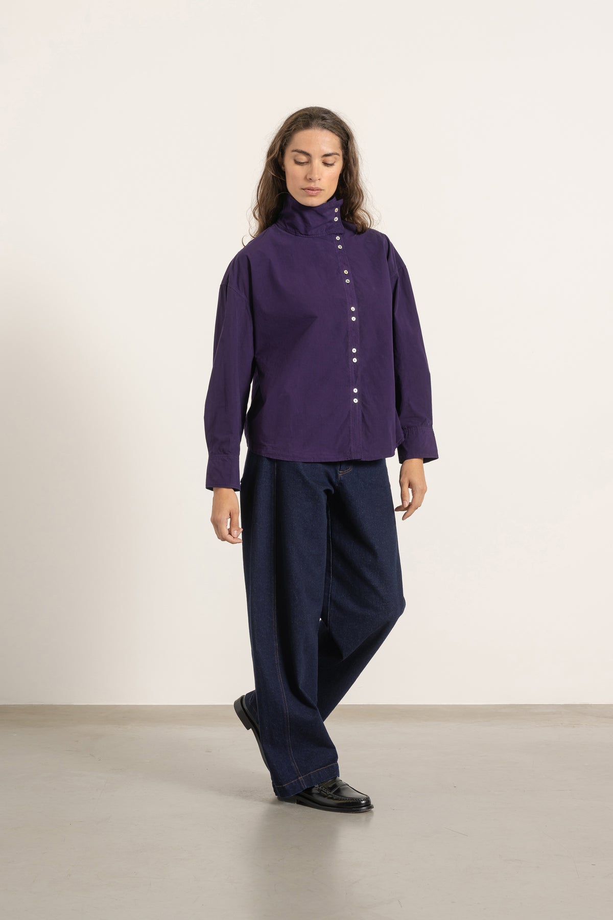 Chemise Jane en coton violet portée avec Jean Cleo | Mardi Editions