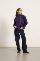Chemise Jane en coton violet portée avec Jean Cleo | Mardi Editions