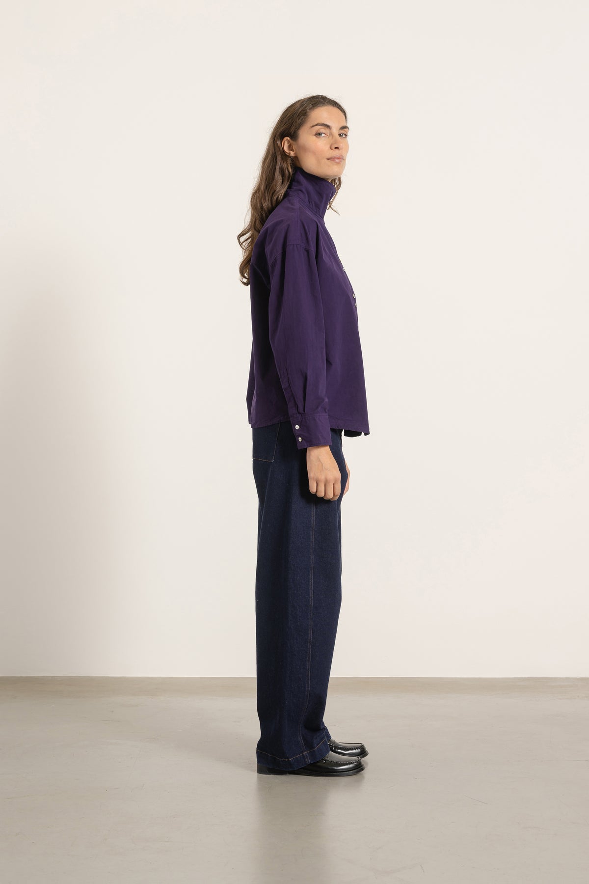 Chemise Jane en coton violet portée avec Jean Cleo | Mardi Editions