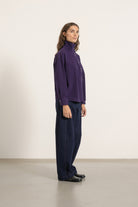 Chemise Jane en coton violet portée avec Jean Cleo | Mardi Editions