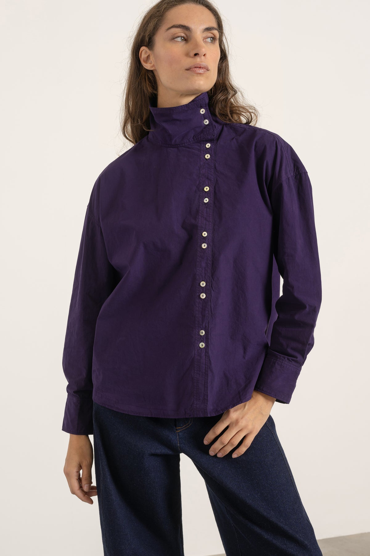 Chemise Jane en coton violet portée avec Jean Cleo | Mardi Editions