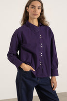 Chemise Jane en coton violet portée avec Jean Cleo | Mardi Editions