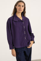 Chemise Jane en coton violet portée avec Jean Cleo | Mardi Editions