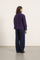 Chemise Jane en coton violet portée avec Jean Cleo, vue de dos | Mardi Editions
