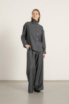 Chemise Jane en laine gris anthracite portée avec Pantalon Aurelia en laine gris anthracite | Mardi Editions