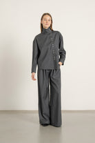 Chemise Jane en laine gris anthracite portée avec Pantalon Aurelia en laine gris anthracite | Mardi Editions