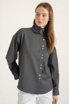 Chemise Jane en laine gris anthracite portée avec Pantalon Helena en coton blanc | Mardi Editions