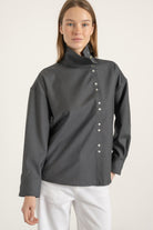 Chemise Jane en laine gris anthracite portée avec Pantalon Helena en coton blanc | Mardi Editions