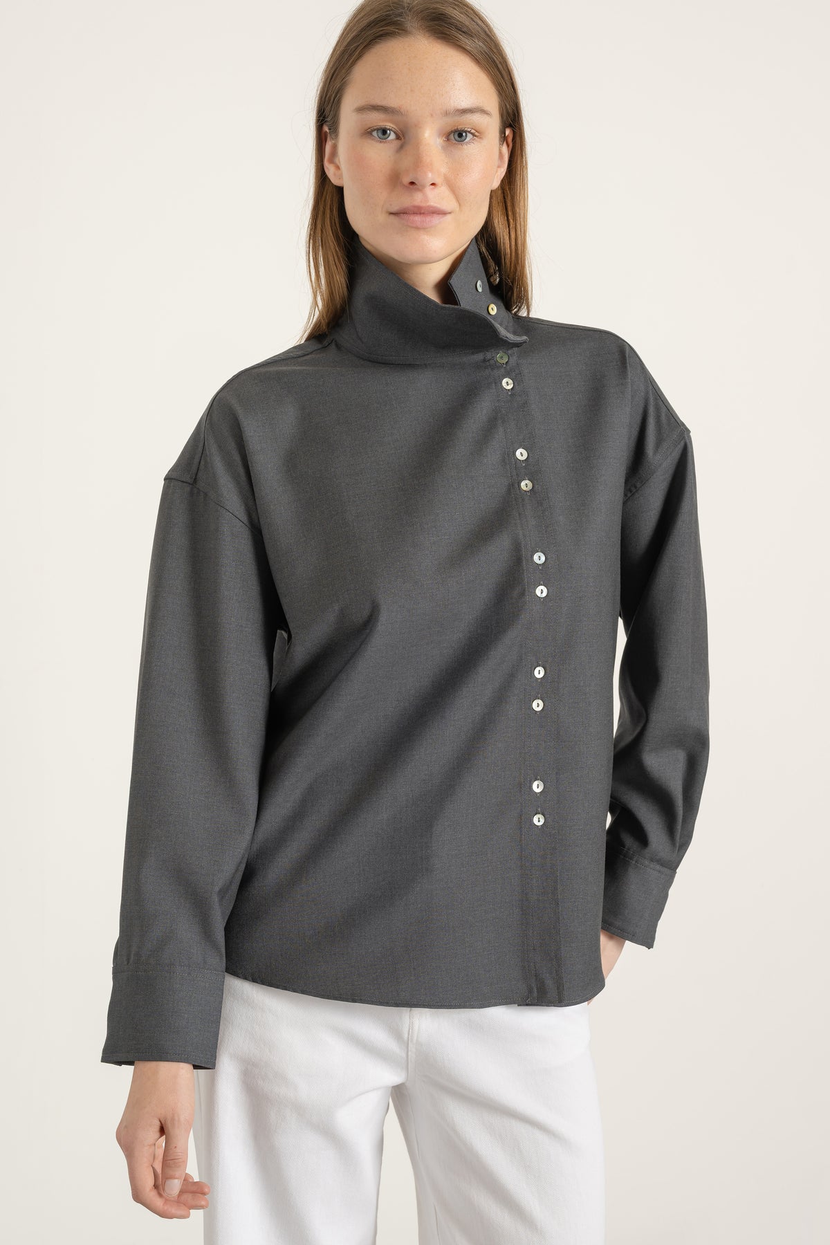 Chemise Jane en laine gris anthracite portée avec Pantalon Helena en coton blanc | Mardi Editions