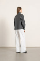 Chemise Jane en laine gris anthracite portée avec Pantalon Helena en coton blanc, vue de dos | Mardi Editions