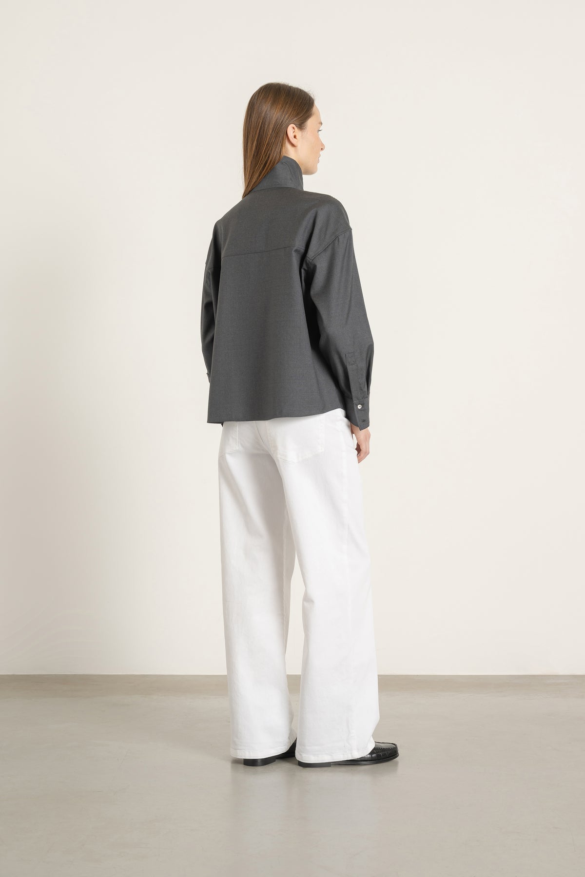 Chemise Jane en laine gris anthracite portée avec Pantalon Helena en coton blanc, vue de dos | Mardi Editions
