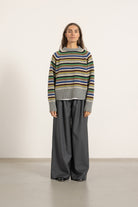 Pull Largo en laine rayé multicolore porté avec Pantalon Aurelia en laine gris | Mardi Editions