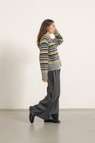 Pull Largo en laine rayé multicolore porté avec Pantalon Aurelia en laine gris | Mardi Editions