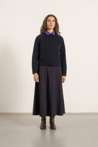 Pull Largo en laine bleu marine porté avec Jupe Gala en laine cassis | Mardi Editions