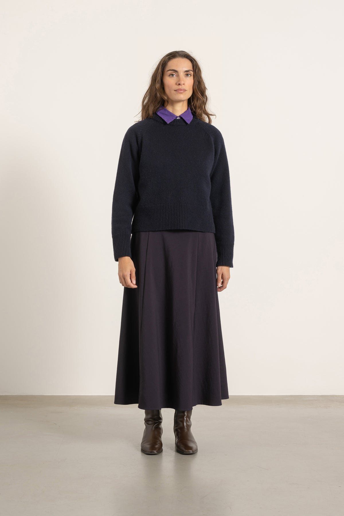Pull Largo en laine bleu marine porté avec Jupe Gala en laine cassis | Mardi Editions