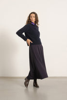 Pull Largo en laine bleu marine porté avec Jupe Gala en laine cassis | Mardi Editions