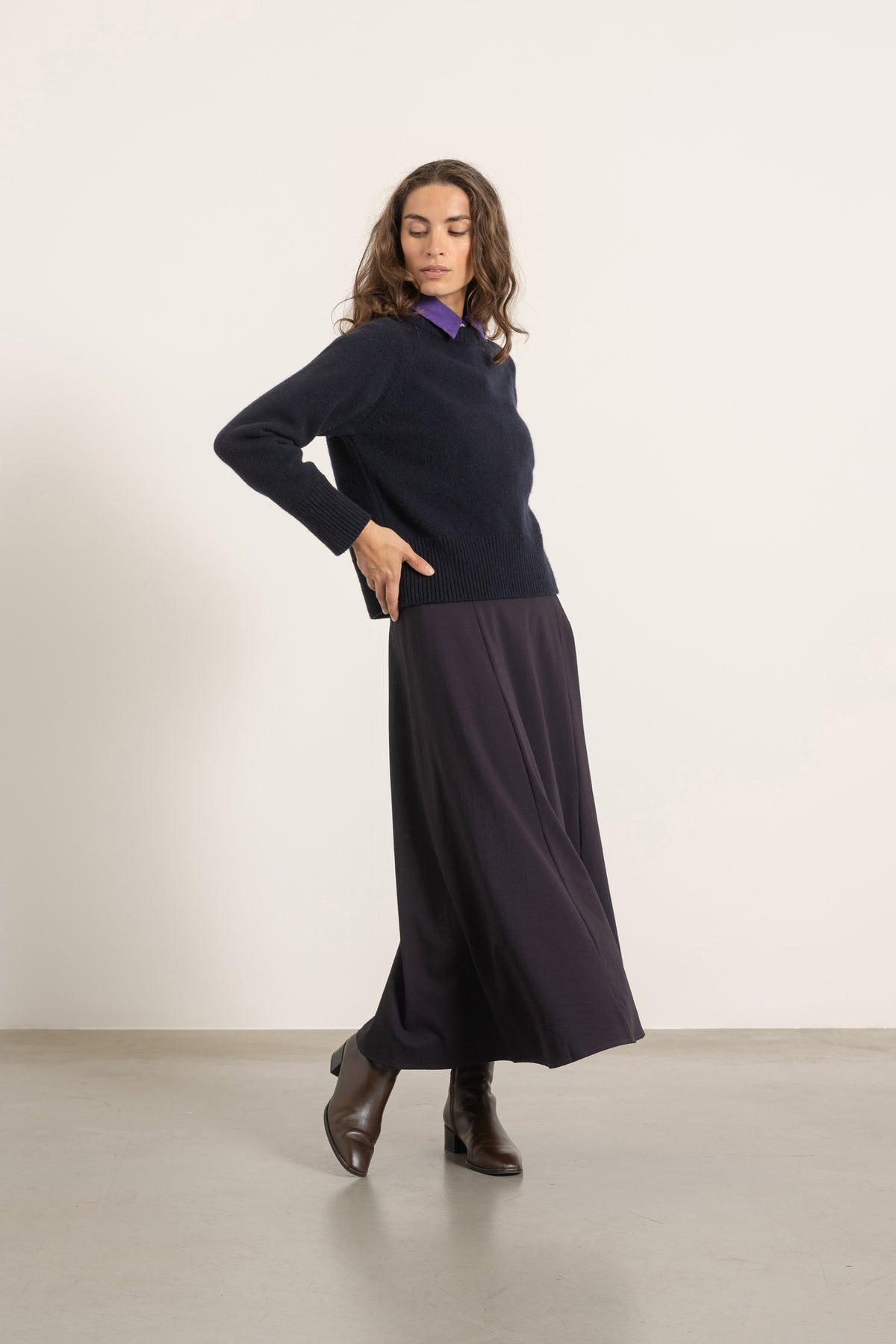 Pull Largo en laine bleu marine porté avec Jupe Gala en laine cassis | Mardi Editions