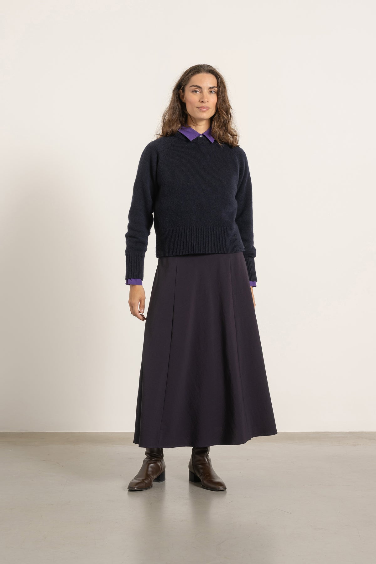 Pull Largo en laine bleu marine porté avec Jupe Gala en laine cassis | Mardi Editions
