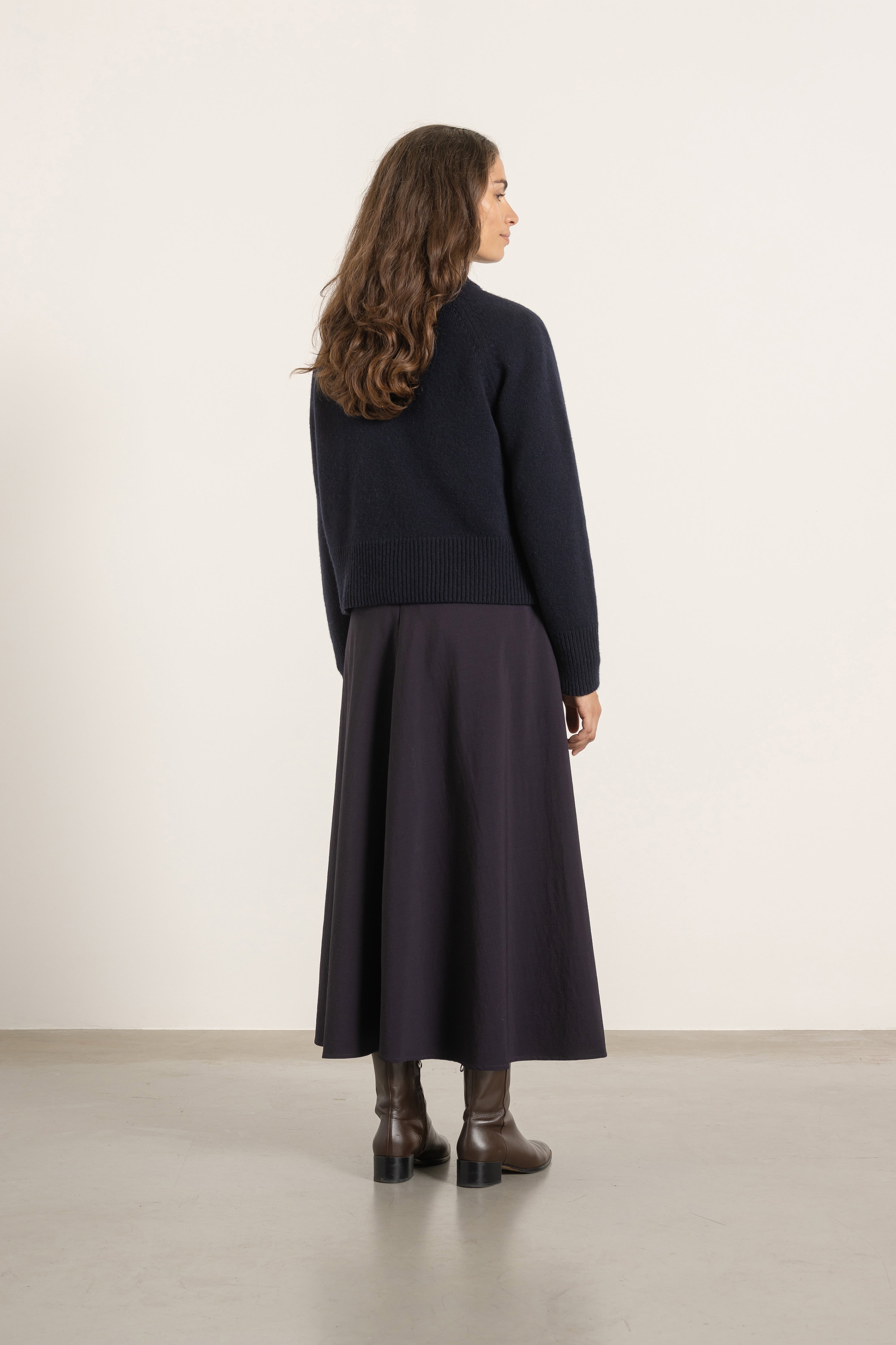 Pull Largo en laine bleu marine porté avec Jupe Gala en laine cassis, vue de dos | Mardi Editions