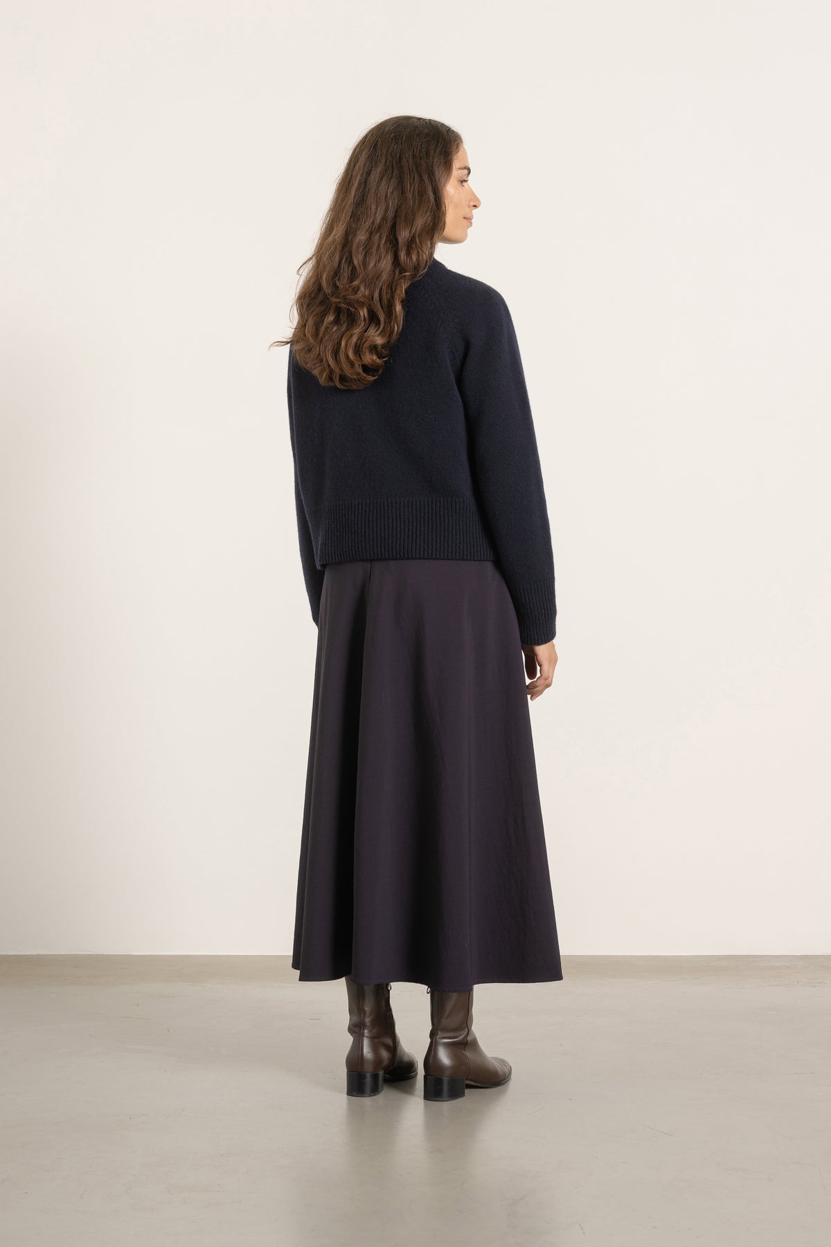 Pull Largo en laine bleu marine porté avec Jupe Gala en laine cassis, vue de dos | Mardi Editions