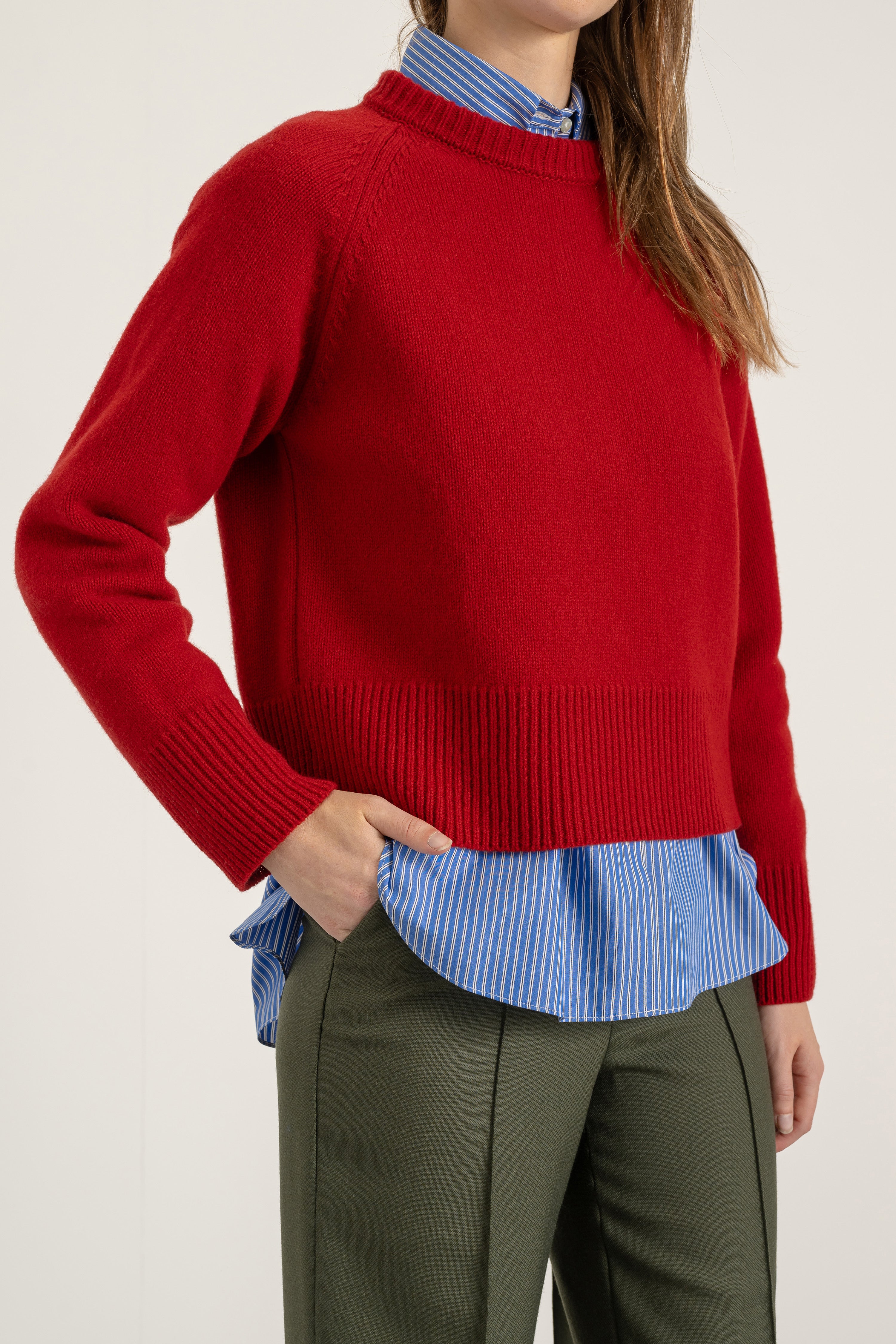 Pull Largo en laine rouge porté avec Pantalon Madeleine en laine kaki | Mardi Editions