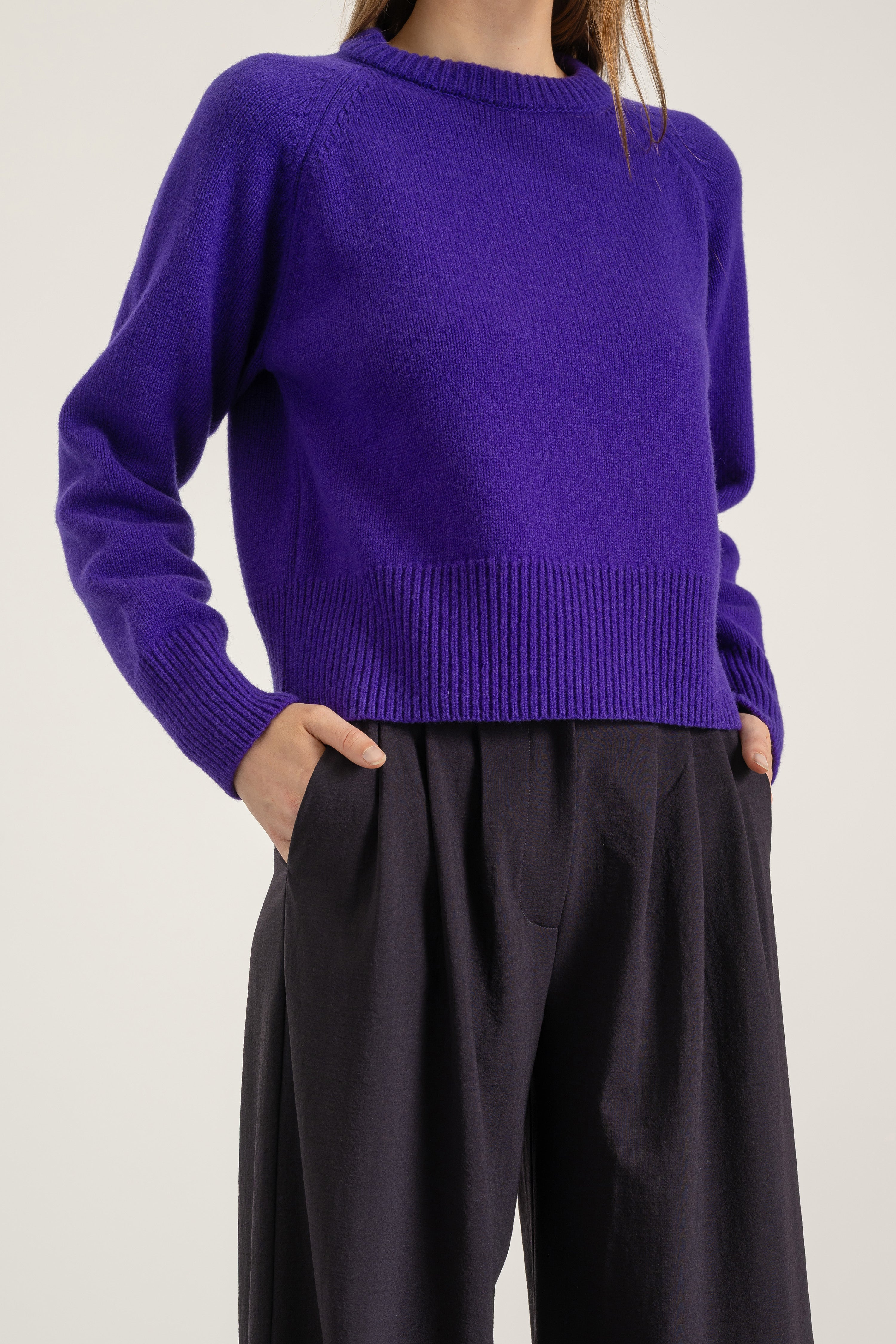 Pull Largo en laine violet porté avec Pantalon Aurelia en laine cassis | Mardi Editions