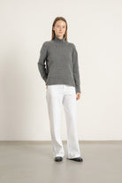 Pull Leo en laine et cachemire gris porté avec Pantalon Helena en coton blanc | Mardi Editions