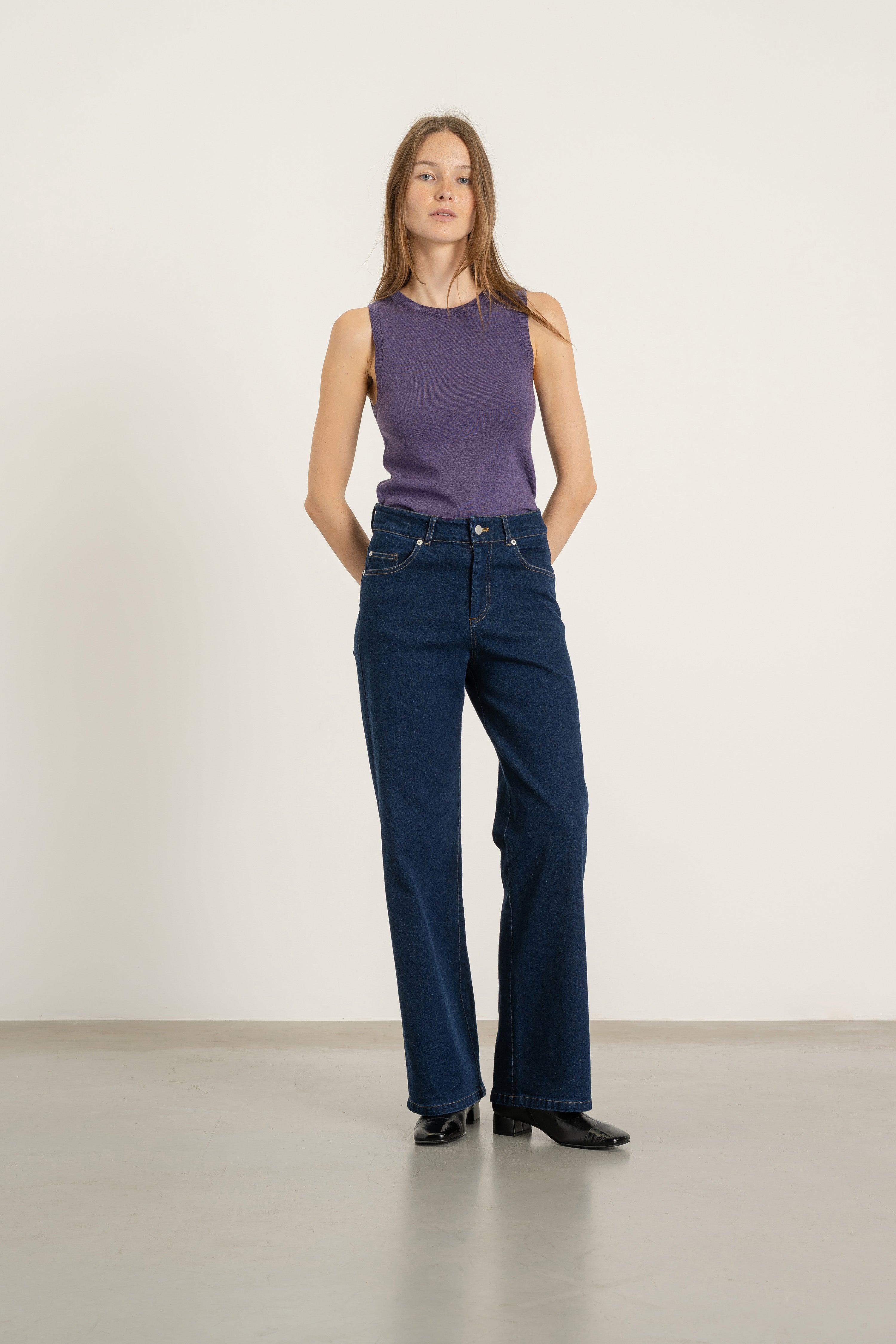 Top Louis en laine parme porté avec Cardigan Victor en laine parme | Mardi Editions