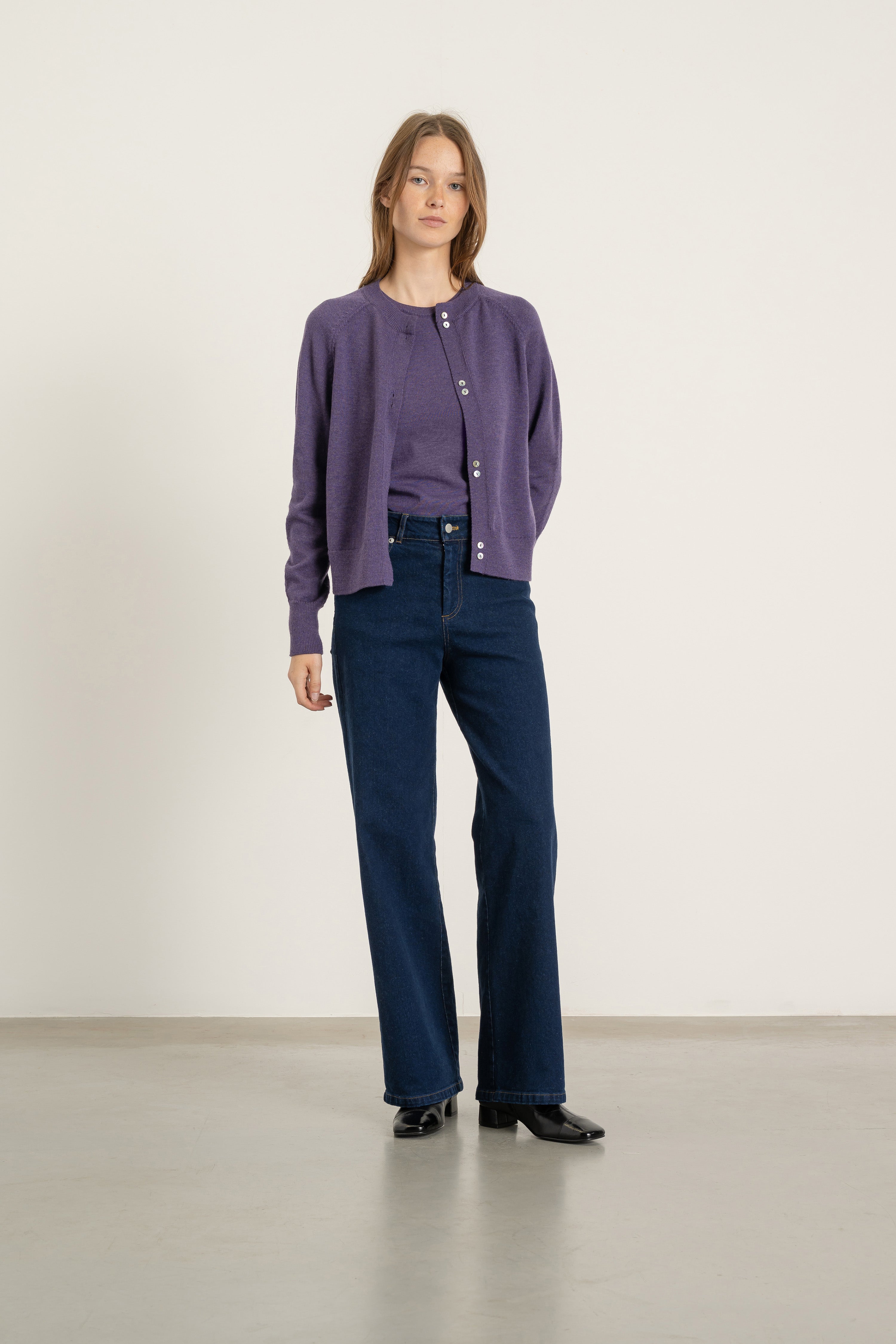 Top Louis en laine parme porté avec Cardigan Victor en laine parme | Mardi Editions