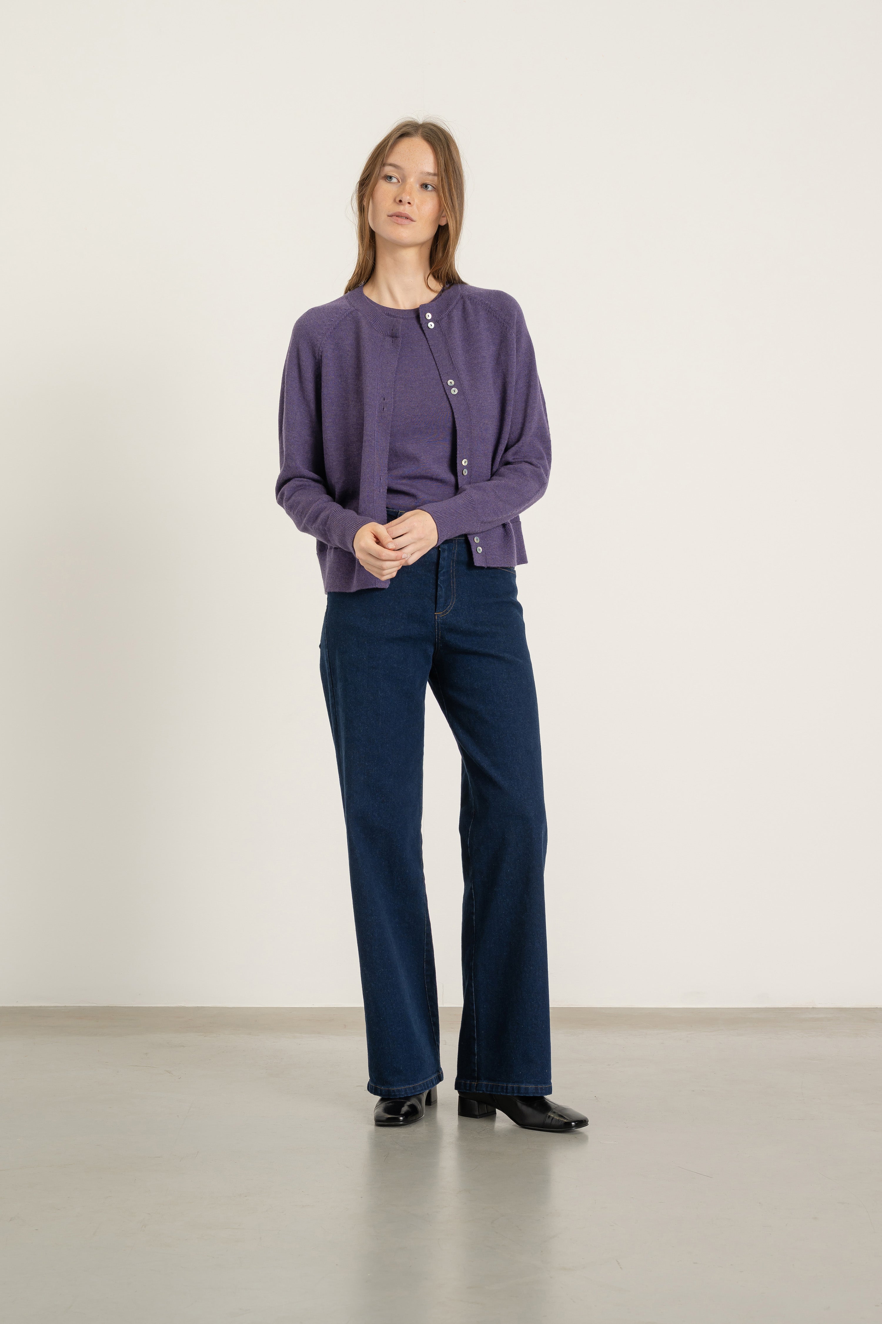Top Louis en laine parme porté avec Cardigan Victor en laine parme | Mardi Editions
