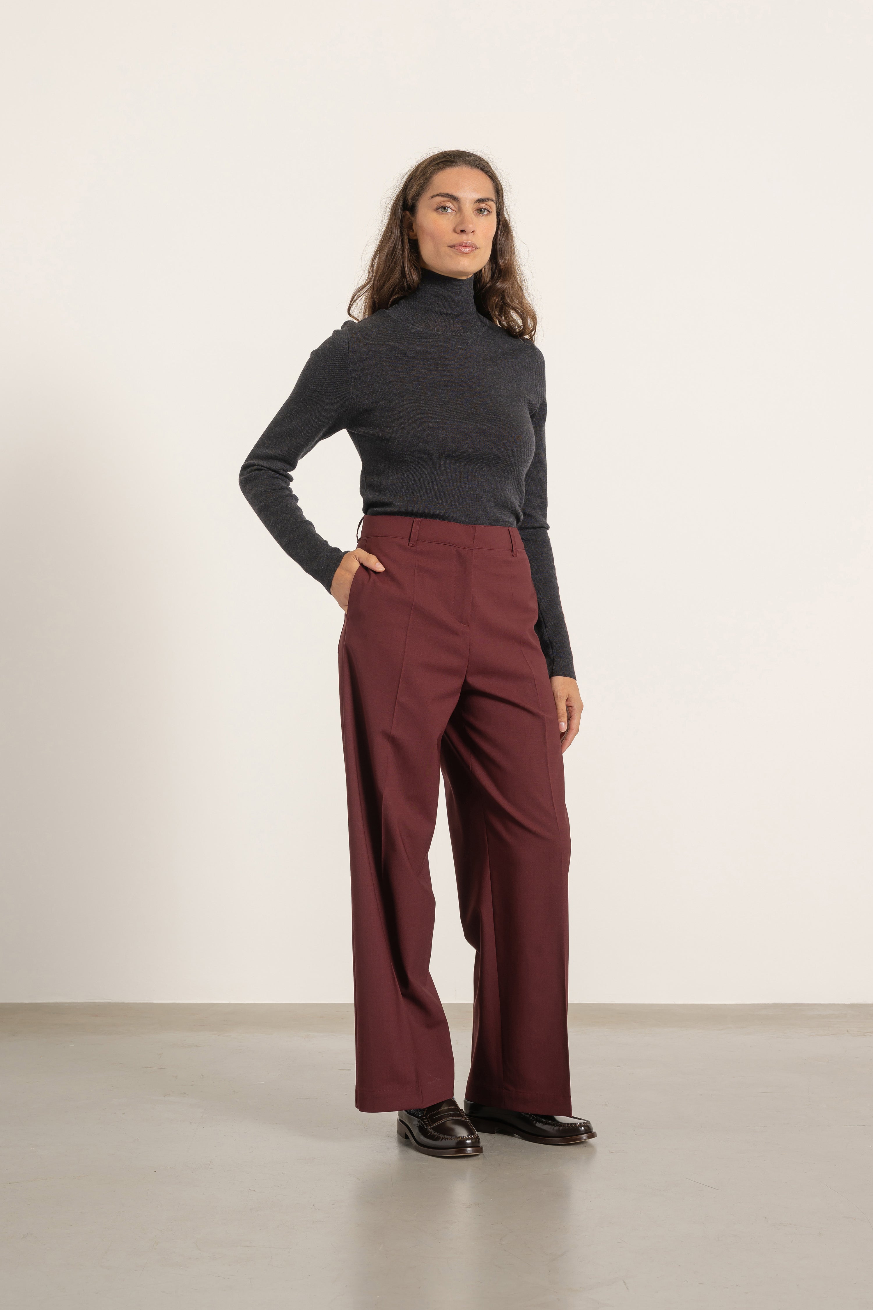Pantalon Louise en laine bordeaux porté avec Pull Raoul en laine gris anthracite | Mardi Editions