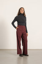 Pantalon Louise en laine bordeaux porté avec Pull Raoul en laine gris anthracite | Mardi Editions