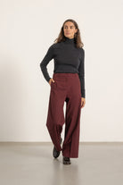 Pantalon Louise en laine bordeaux porté avec Pull Raoul en laine gris anthracite | Mardi Editions