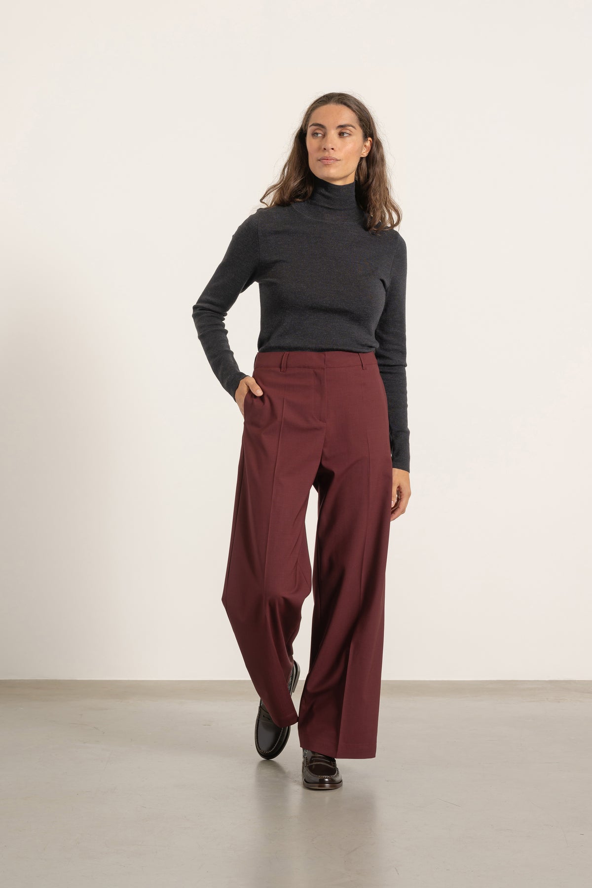 Pantalon Louise en laine bordeaux porté avec Pull Raoul en laine gris anthracite | Mardi Editions