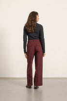 Pantalon Louise en laine bordeaux porté avec Pull Raoul en laine gris anthracite, vue de dos | Mardi Editions