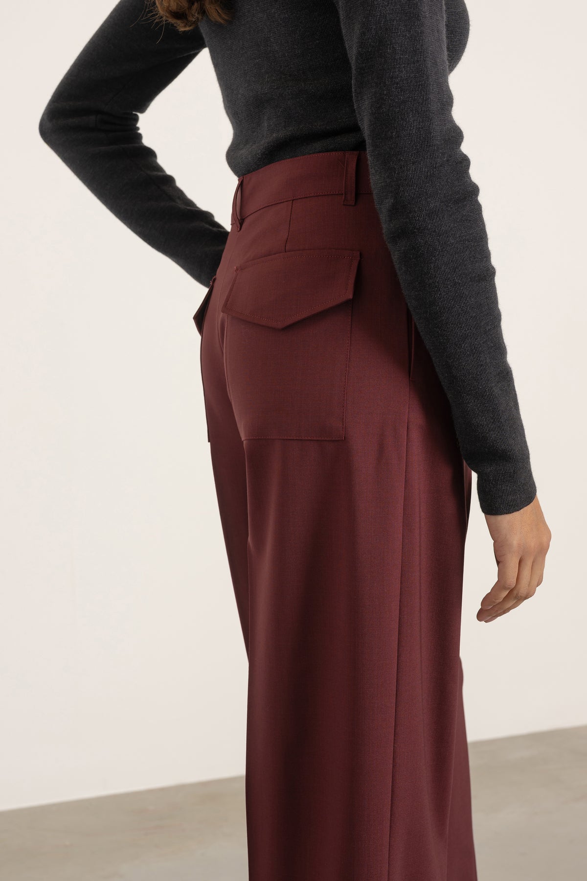 Pantalon Louise en laine bordeaux porté avec Pull Raoul en laine gris anthracite, détail | Mardi Editions