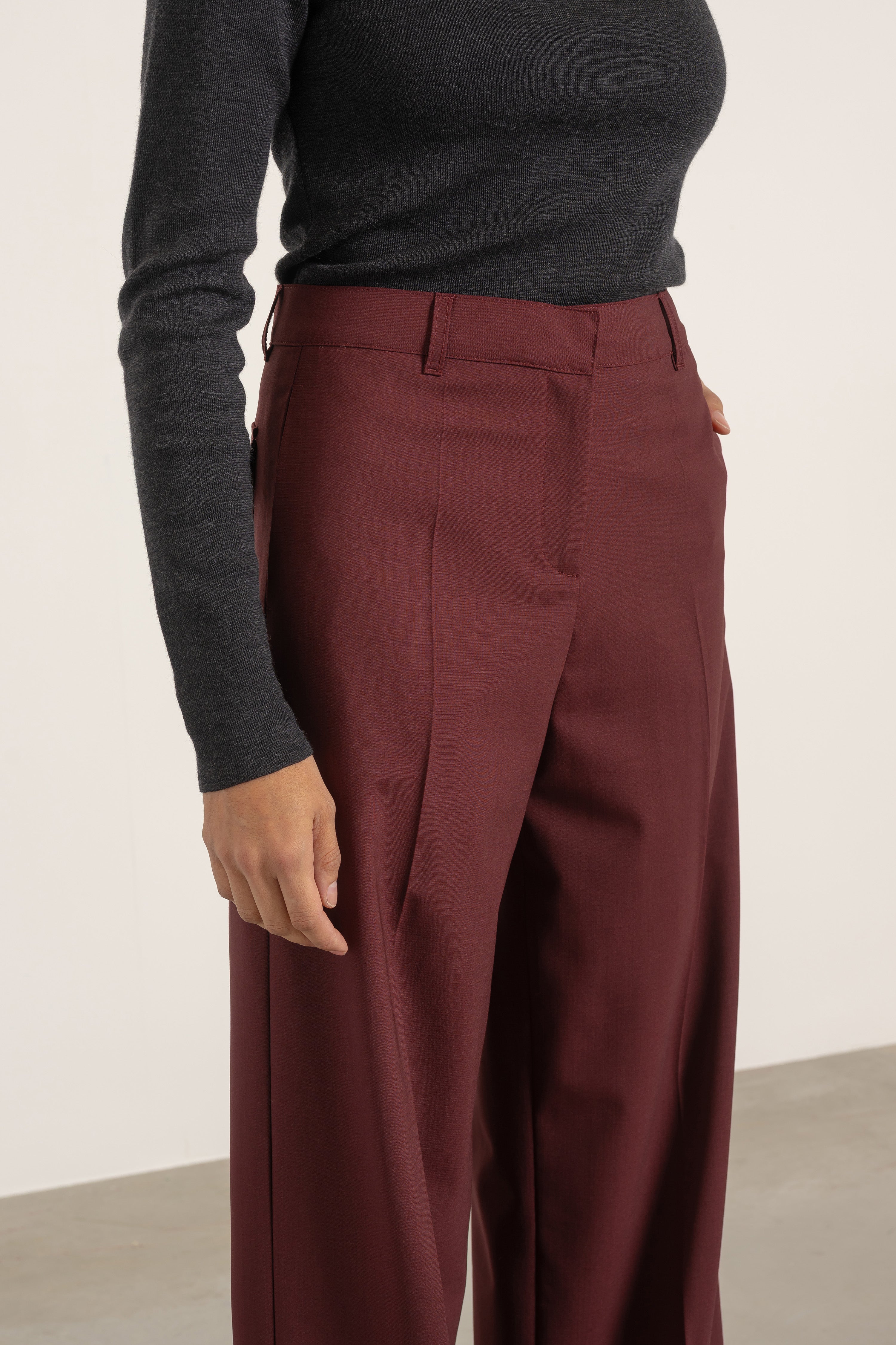 Pantalon Louise en laine bordeaux porté avec Pull Raoul en laine gris anthracite, détail | Mardi Editions