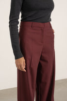 Pantalon Louise en laine bordeaux porté avec Pull Raoul en laine gris anthracite, détail | Mardi Editions