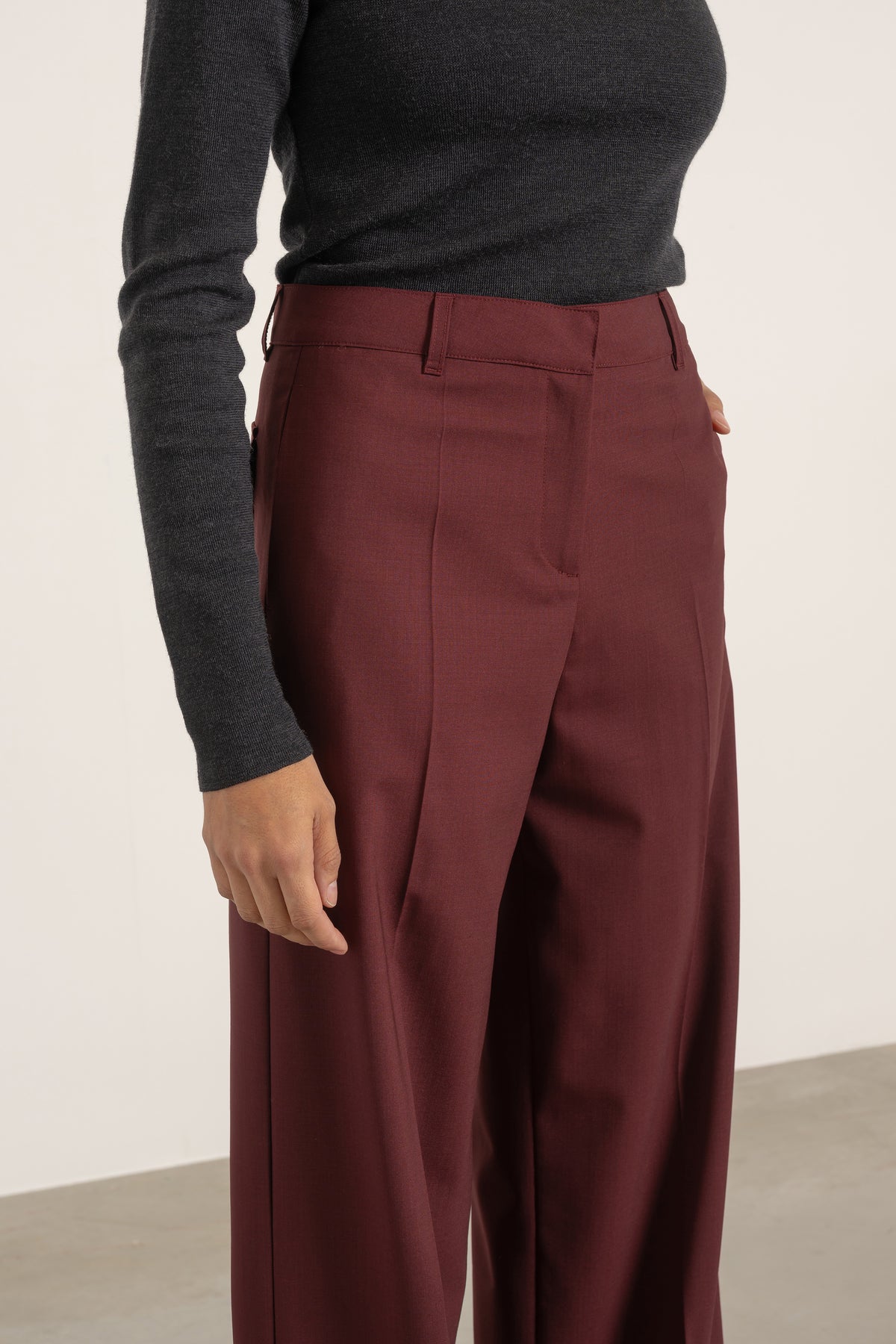 Pantalon Louise en laine bordeaux porté avec Pull Raoul en laine gris anthracite, détail | Mardi Editions