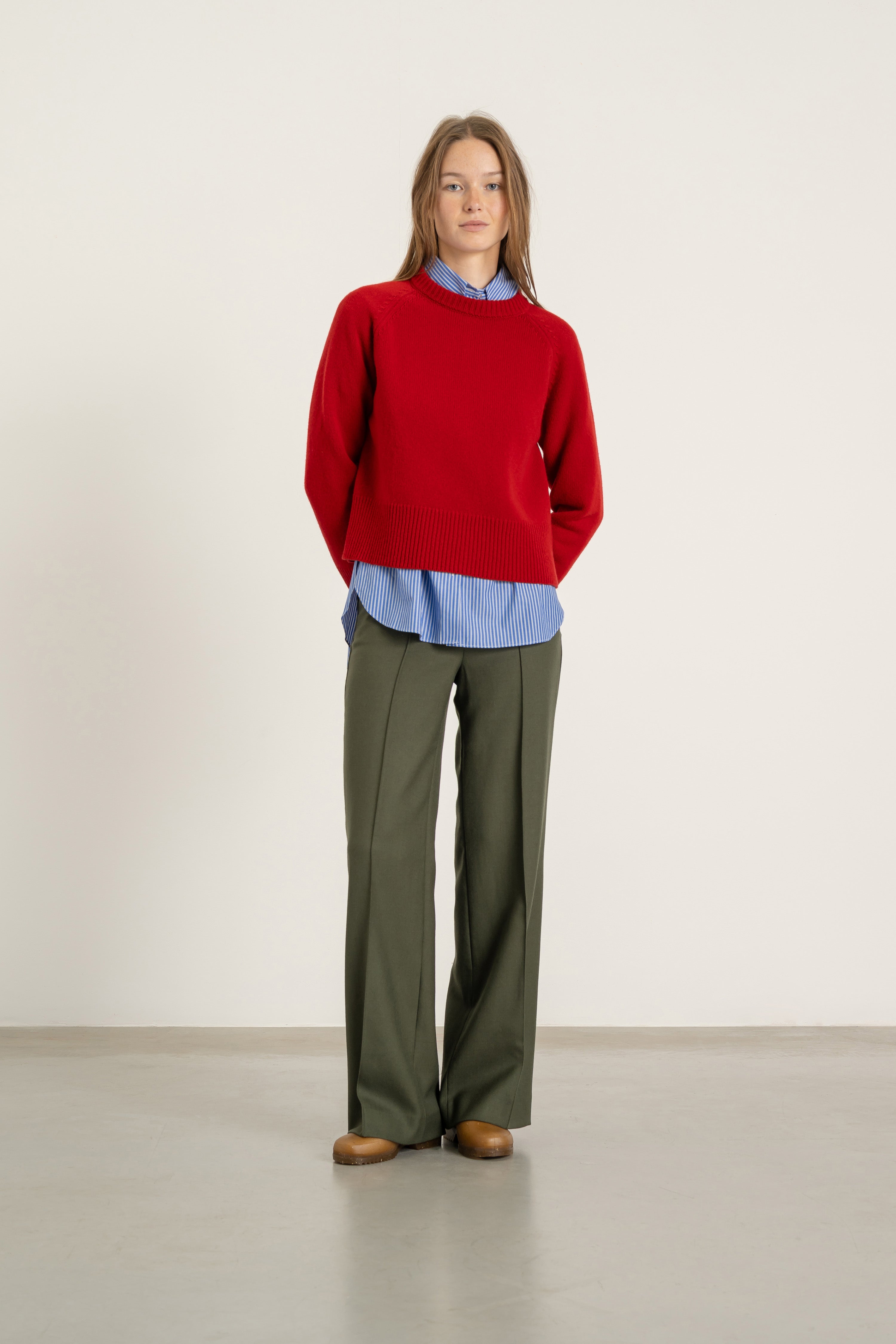 Pantalon Madeleine en laine kaki porté avec Pull Largo en laine rouge | Mardi Editions