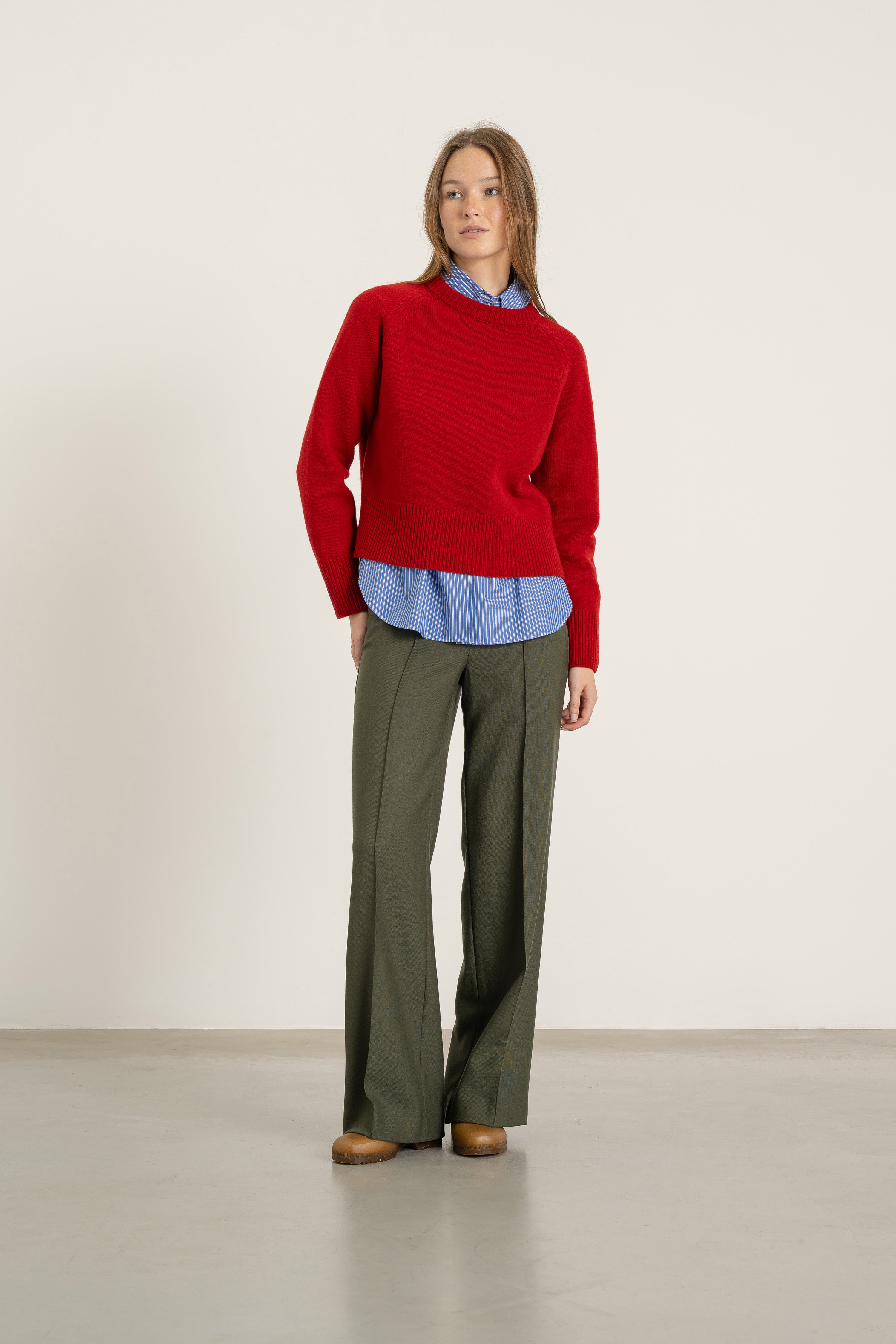 Pantalon Madeleine en laine kaki porté avec Pull Largo en laine rouge | Mardi Editions