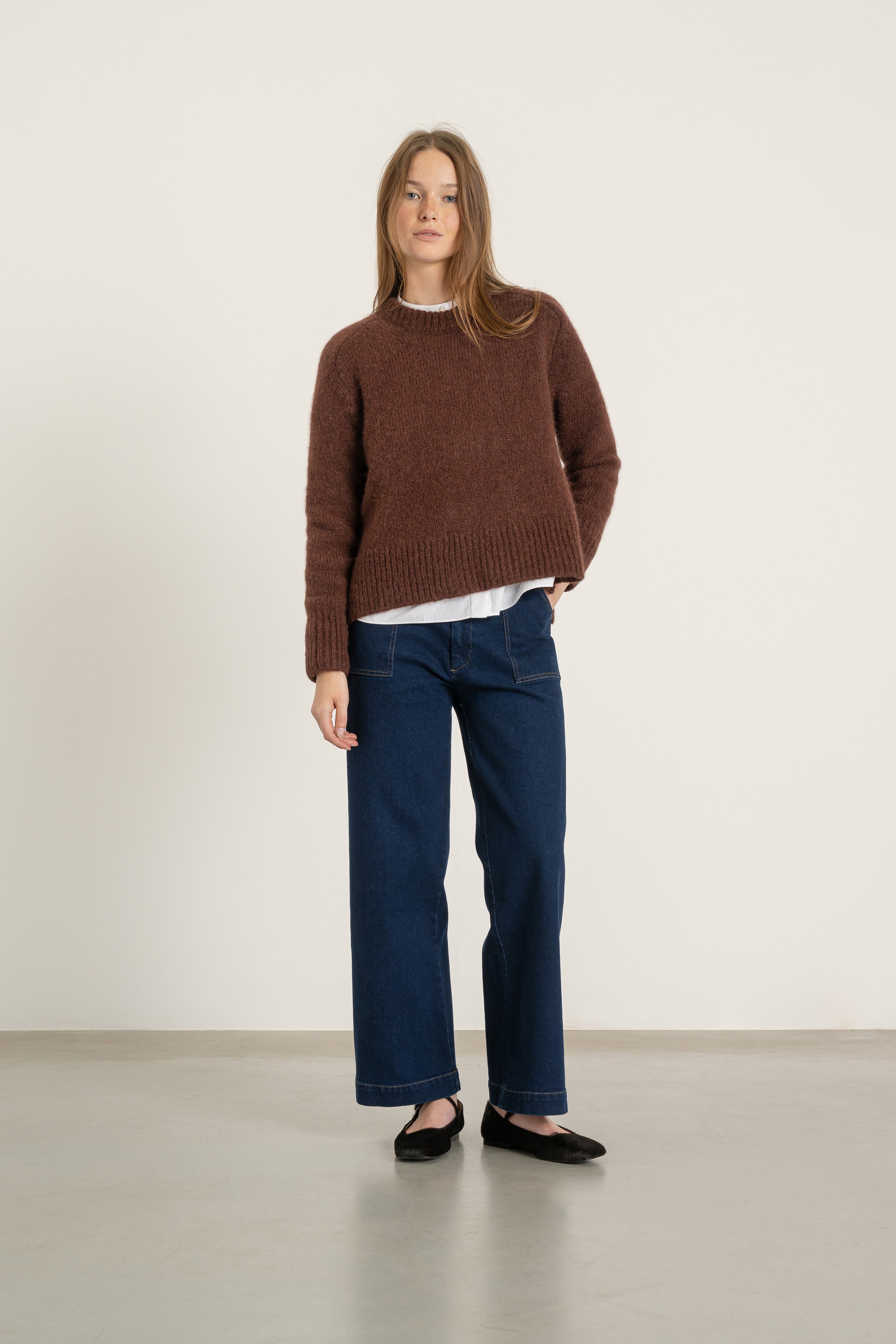 Pull Maurice en alpaga brique porté avec Jean Ines en coton bio | Mardi Editions