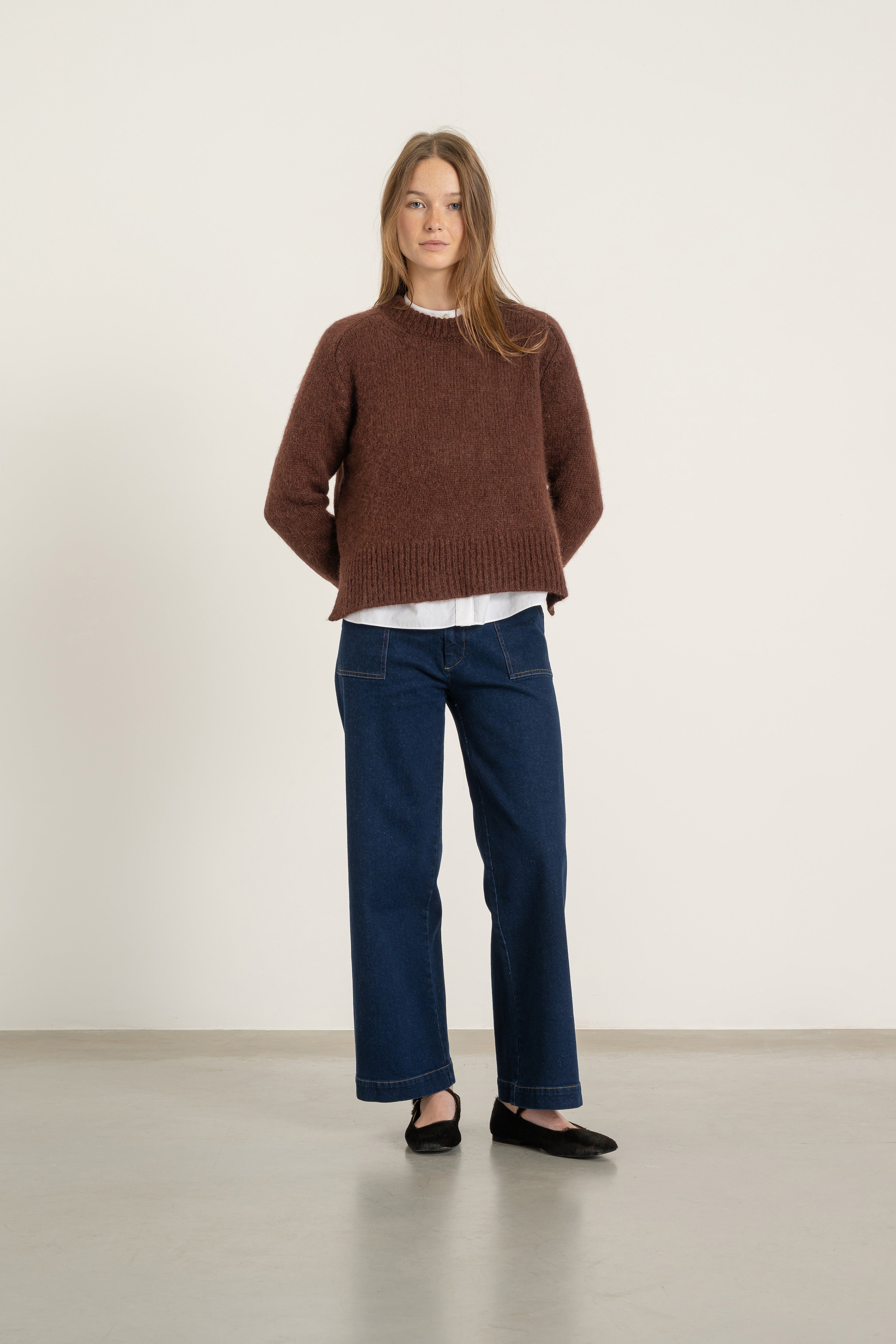 Pull Maurice en alpaga brique porté avec Jean Ines en coton bio | Mardi Editions