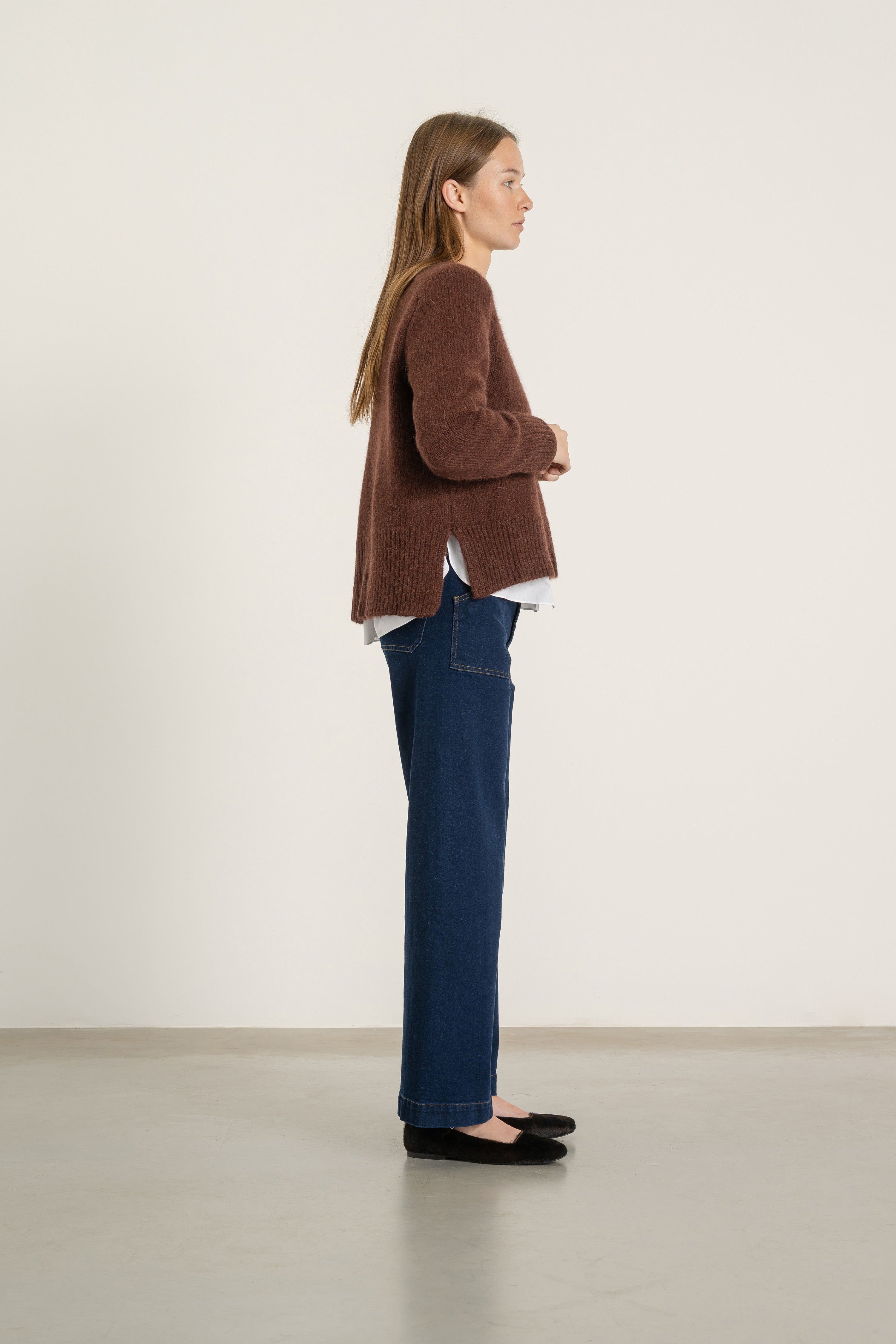 Pull Maurice en alpaga brique porté avec Jean Ines en coton bio | Mardi Editions