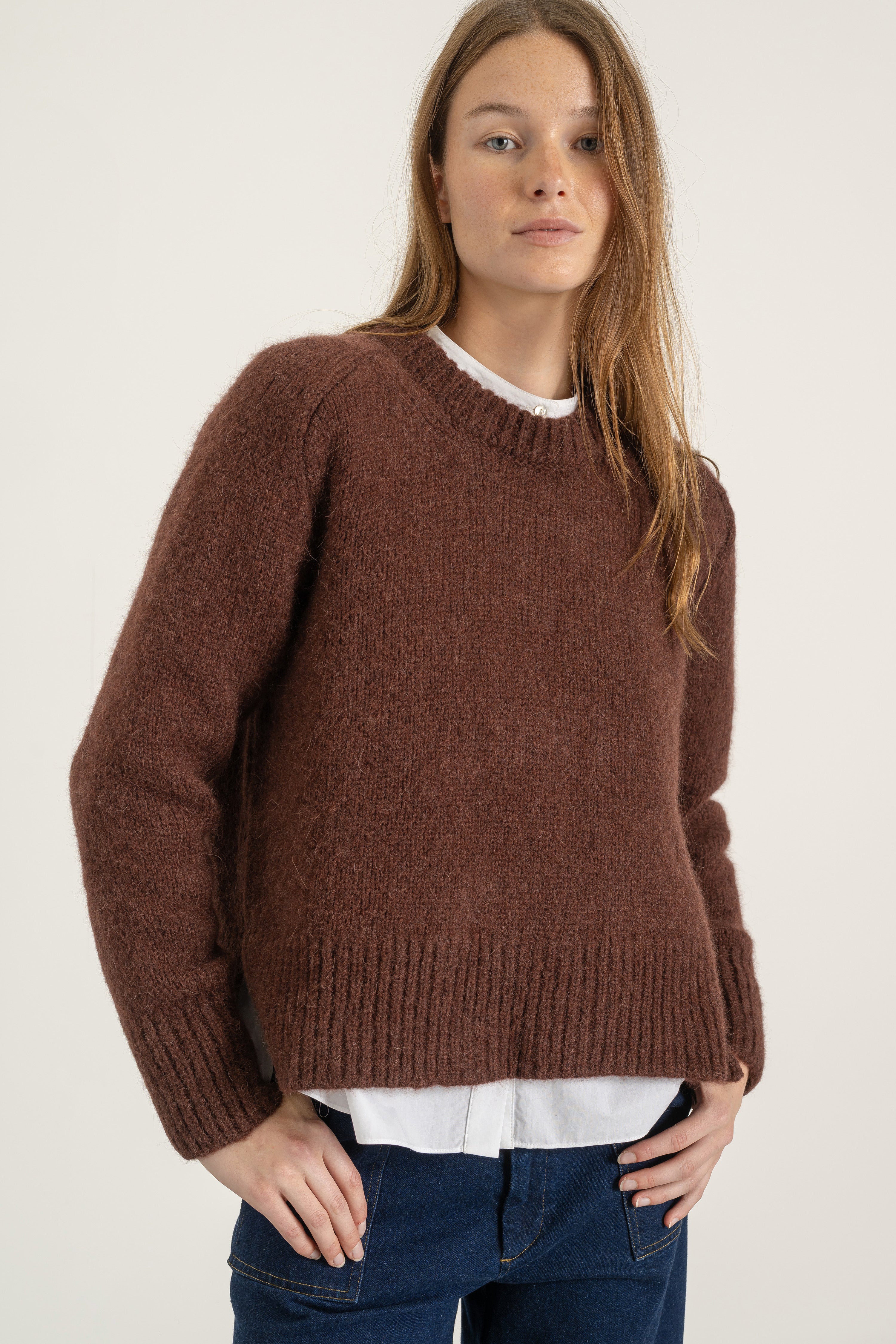 Pull Maurice en alpaga brique porté avec Jean Ines en coton bio | Mardi Editions