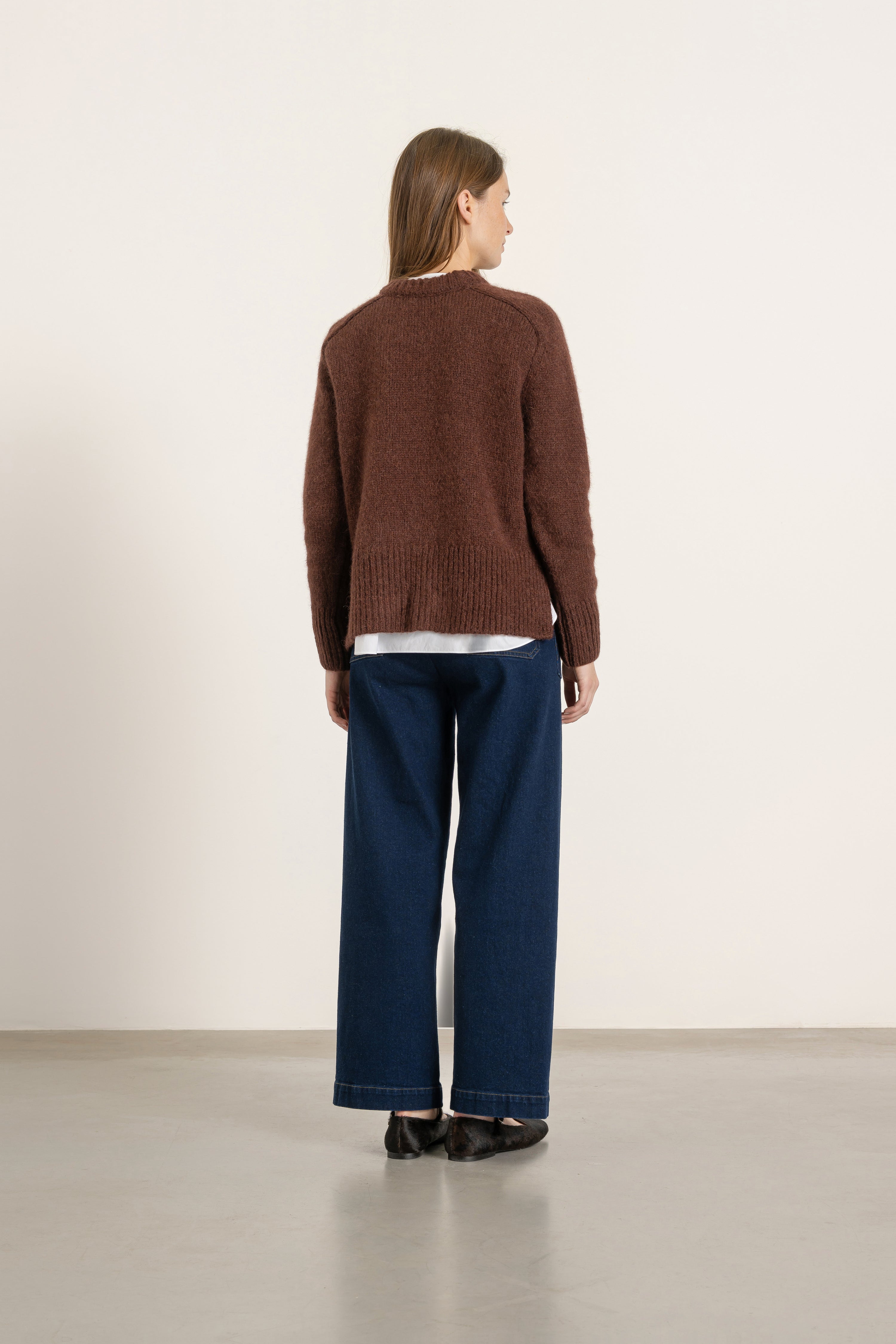 Pull Maurice en alpaga brique porté avec Jean Ines en coton bio, vue de dos | Mardi Editions