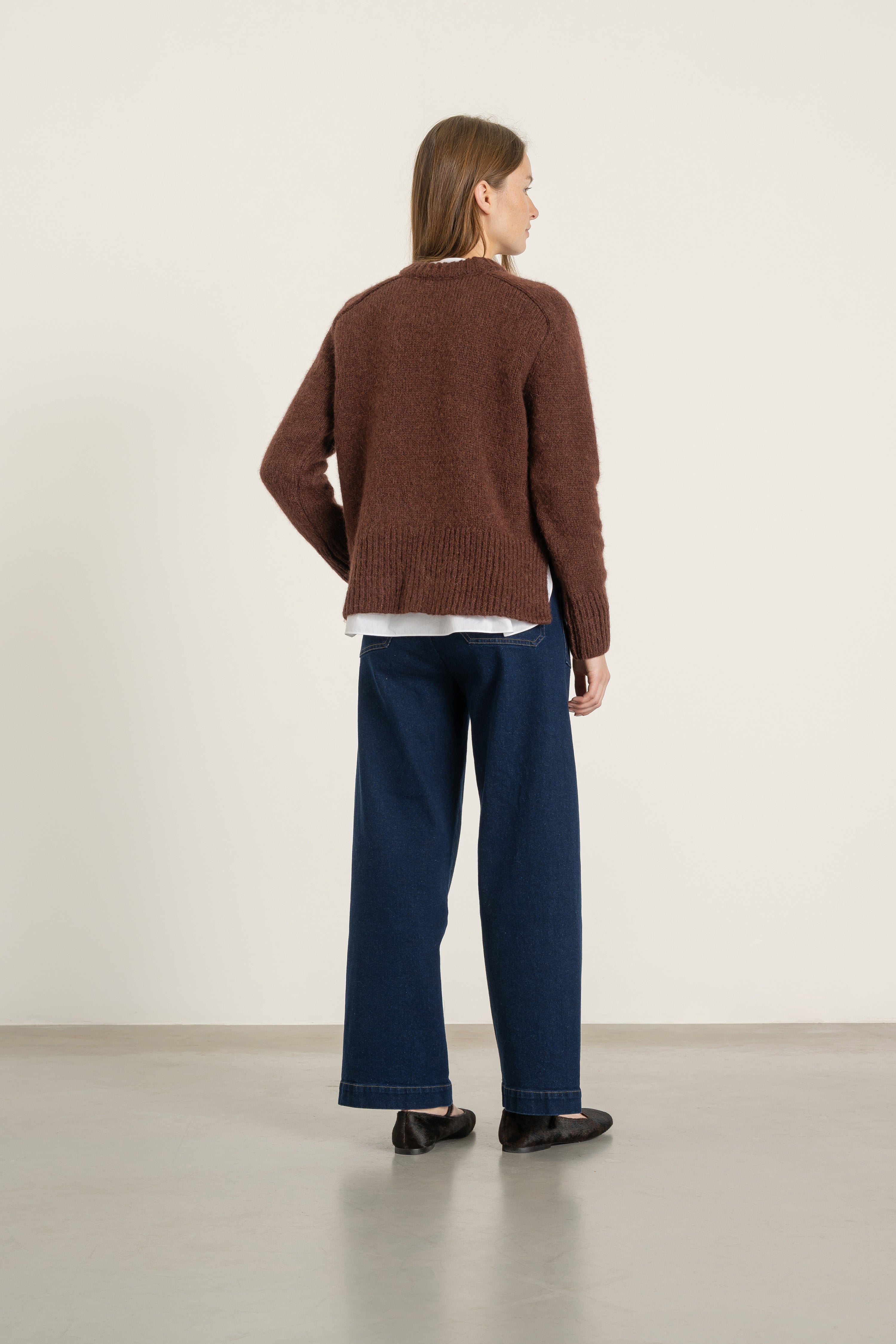 Pull Maurice en alpaga brique porté avec Jean Ines en coton bio, vue de dos | Mardi Editions