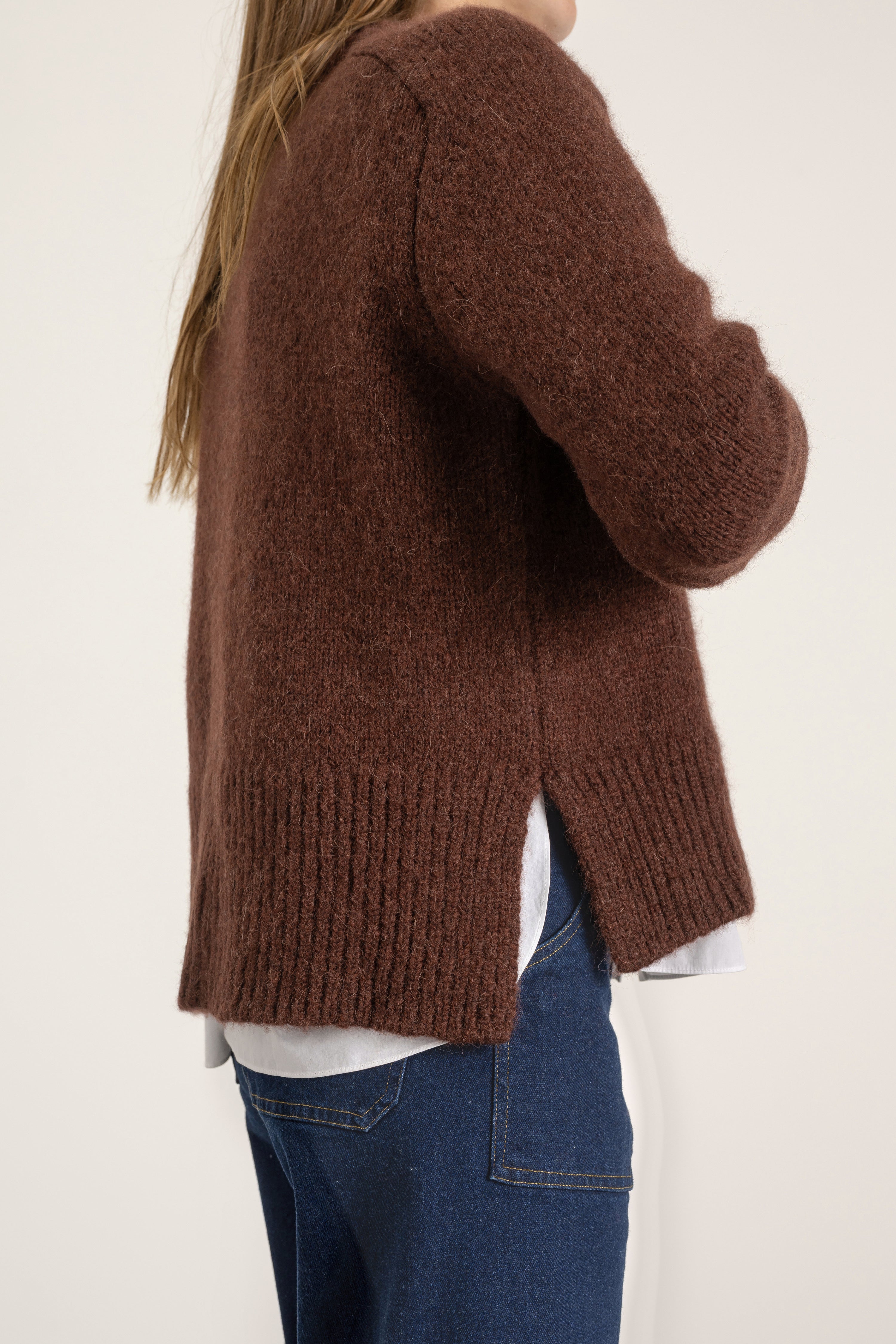 Pull Maurice en alpaga brique porté avec Jean Ines en coton bio, détail | Mardi Editions