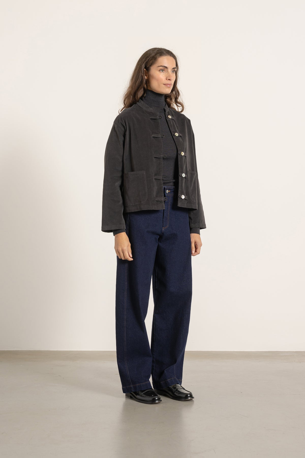 Blouse Mia en coton gris anthracite portée avec Jean Cleo | Mardi Editions