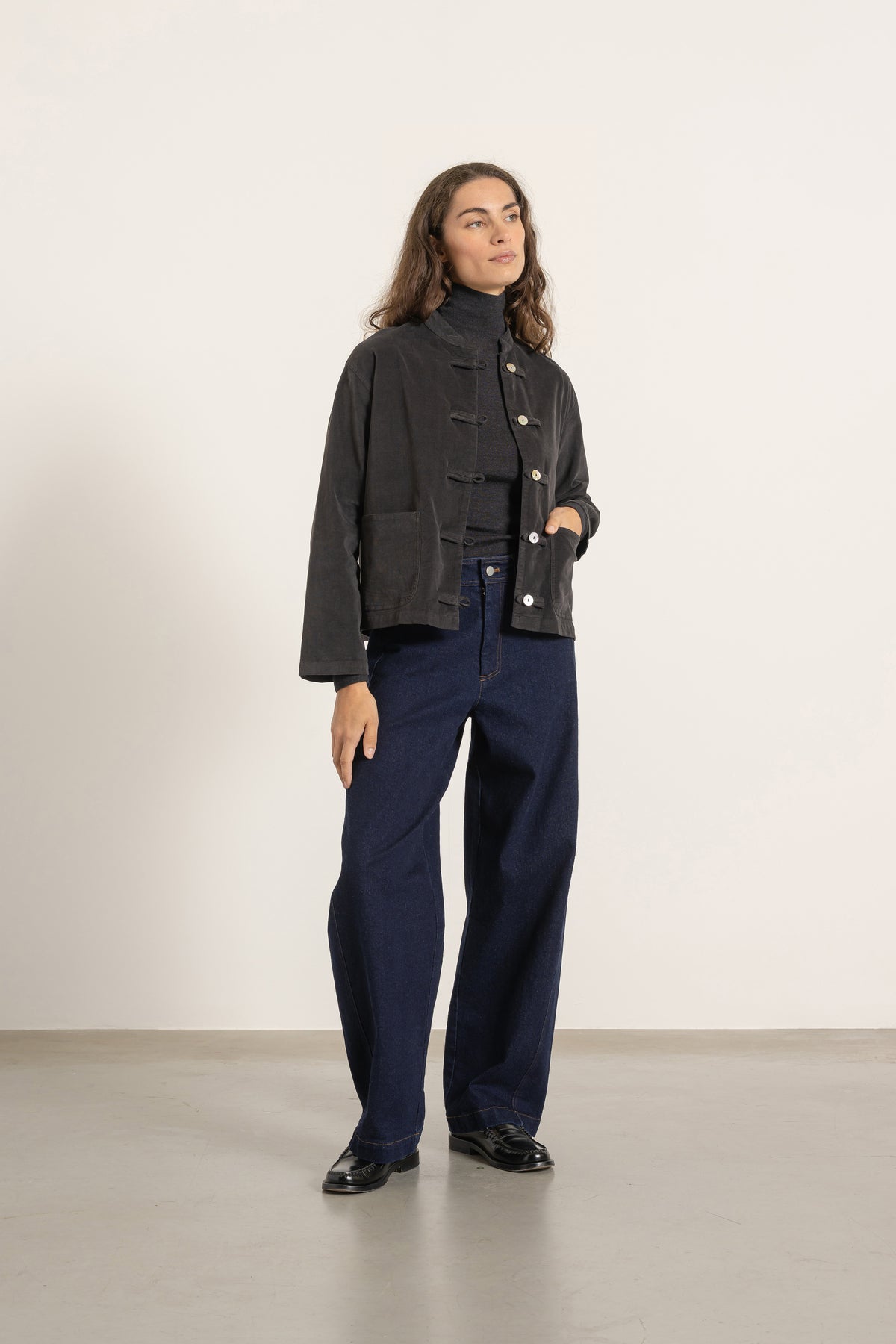 Blouse Mia en coton gris anthracite portée avec Jean Cleo | Mardi Editions